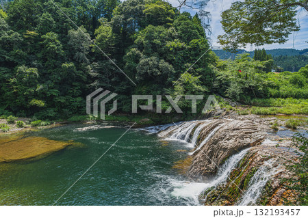 東栄町にある新緑に包まれた美しい蔦の渕の流れの風景(愛知県) 132193457