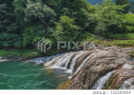 東栄町にある新緑に包まれた美しい蔦の渕の流れの風景(愛知県) 132193459
