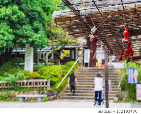 東京　深大寺　山門に続く参道 132193470