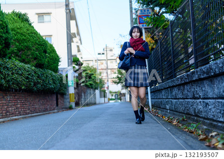 寒い日に暗い道を登下校する女子高生 高校生のスカート 部活 補講 登校下校 寒い日に暗い道を登下校する女子高生 高校生のスカート 部活 補講 登校下校 132193507