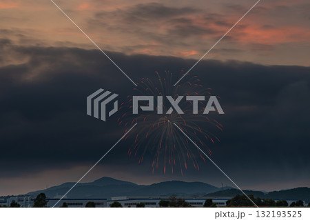 浜松市の鹿島の花火と夕日の風景(静岡県) 132193525