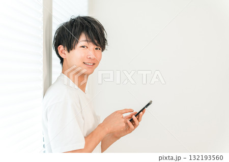 スマホを使う若いアジア人男性(スマホワーク,アプリ,副業) スマホを使う若いアジア人男性(スマホワーク,アプリ,副業) 132193560