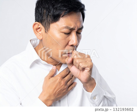 咳き込む中年の男性1　ai生成画像 132193602