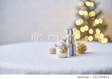 雪だるまの置物とクリスマスツリー　クリスマスイメージ 132193621