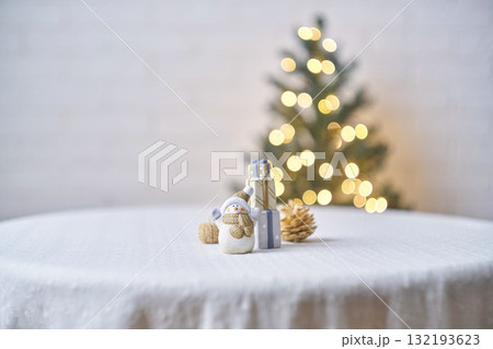 雪だるまの置物とクリスマスツリー クリスマスイメージ 雪だるまの置物とクリスマスツリー クリスマスイメージ 132193623
