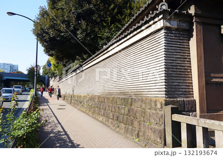 湯島聖堂の築地塀（外堀通り沿い：東京都文京区） 132193674