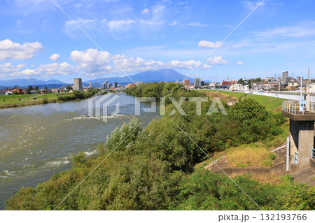 盛岡市内、南大橋から望む岩手山 132193766