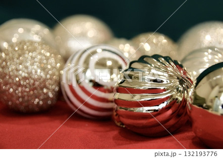赤と緑と金のクリスマスデコレーション メッセージカード 赤と緑と金のクリスマスデコレーション メッセージカード 132193776