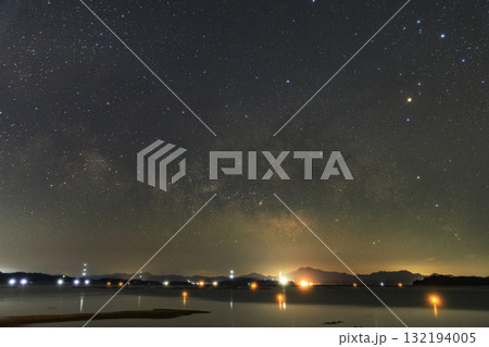瀬戸内の冬の星景色 昇るさそり座天の川 瀬戸内の冬の星景色 昇るさそり座天の川 132194005