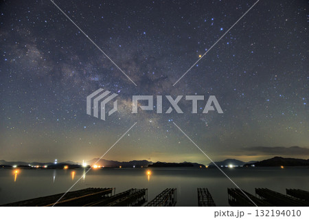 瀬戸内の冬の星景色　昇るさそり座天の川 132194010