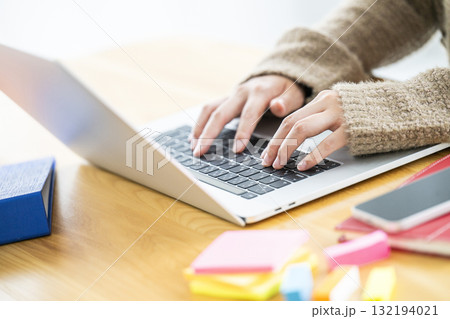 女性　パソコン　手元　パーツ　イメージ 132194021