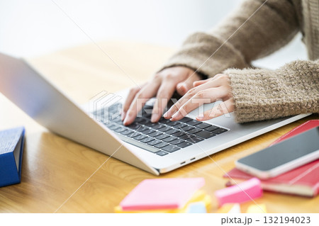 女性　パソコン　手元　パーツ　イメージ 132194023