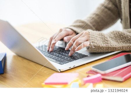 女性　パソコン　手元　パーツ　イメージ 132194024