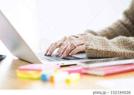女性　パソコン　手元　パーツ　イメージ 132194026