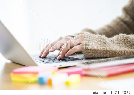 女性　パソコン　手元　パーツ　イメージ 132194027
