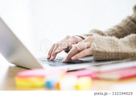 女性 パソコン 手元 パーツ イメージ 女性 パソコン 手元 パーツ イメージ 132194029