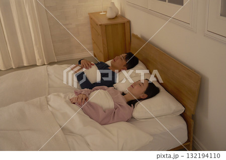 夫婦 睡眠 自宅の寝室 夫婦 睡眠 自宅の寝室 132194110