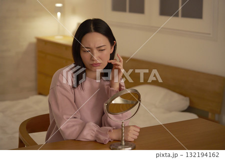 夜に肌トラブルに悩む女性 132194162