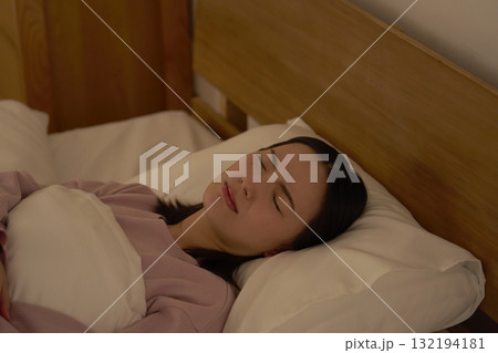 睡眠　うなされる女性　ベッドルーム 132194181