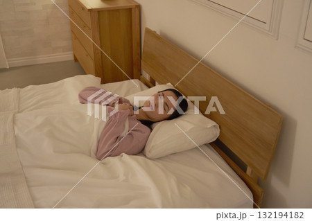 睡眠 うなされる女性 ベッドルーム 睡眠 うなされる女性 ベッドルーム 132194182