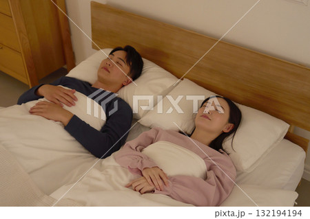夫婦 睡眠 自宅の寝室 夫婦 睡眠 自宅の寝室 132194194