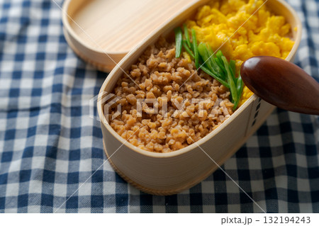 大豆ミートで作られたそぼろ弁当 大豆ミートで作られたそぼろ弁当 132194243