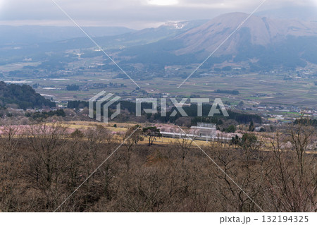 うららかな春に阿蘇山を背景に映える桜の花と世界最大級の屋外ステージ　アスペクタ(南阿蘇村) 132194325