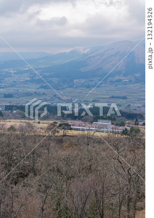 うららかな春に阿蘇山を背景に映える世界最大級の屋外ステージ　アスペクタ(南阿蘇村) 132194326