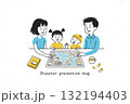 防災マップを確認する家族 132194403