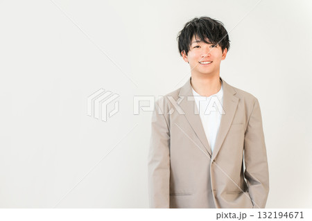 スーツ,ジャケット姿の笑顔の若いアジア人ビジネスマン（オフィスカジュアル,爽やか,転職,就職） 132194671