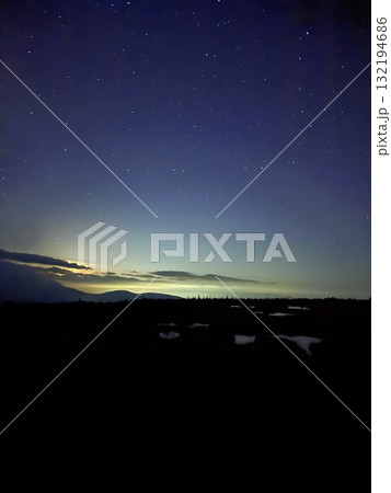 苗場山ヒュッテと星空、天の川の夜景 苗場山ヒュッテと星空、天の川の夜景 132194686