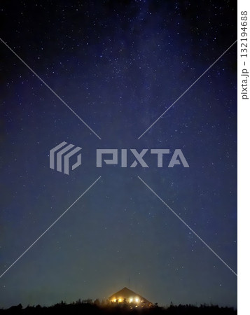 苗場山ヒュッテと星空、天の川の夜景 苗場山ヒュッテと星空、天の川の夜景 132194688