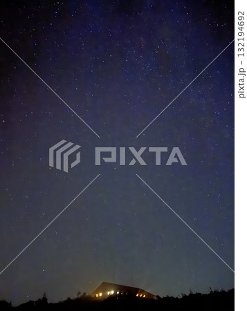 苗場山ヒュッテと星空、天の川の夜景 132194692