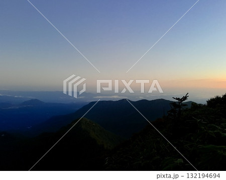 苗場山ヒュッテと星空、天の川の夜景 苗場山ヒュッテと星空、天の川の夜景 132194694