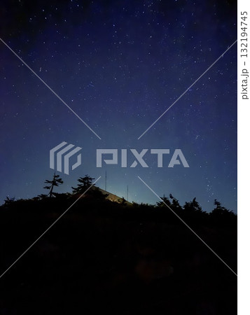 苗場山ヒュッテと星空、天の川の夜景 132194745