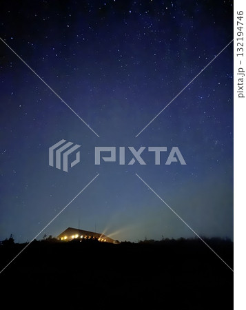 苗場山ヒュッテと星空、天の川の夜景 132194746