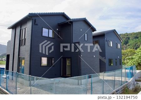 完成間近の新築住宅の裏側 132194750