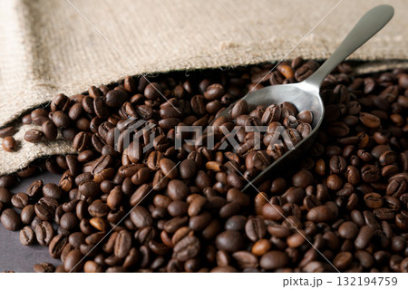 麻袋に入ったコーヒー豆 麻袋に入ったコーヒー豆 132194759