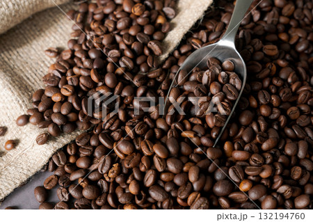 麻袋に入ったコーヒー豆 132194760
