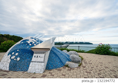 角島のキレイな砂浜に打ち寄せる波と角島大橋の風景 角島のキレイな砂浜に打ち寄せる波と角島大橋の風景 132194772