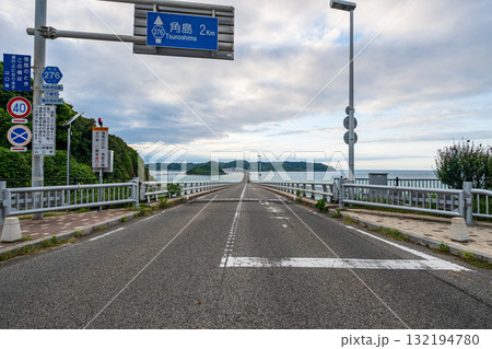 角島のキレイな砂浜に打ち寄せる波と角島大橋の風景 角島のキレイな砂浜に打ち寄せる波と角島大橋の風景 132194780