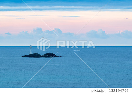 角島のキレイな砂浜に打ち寄せる波と角島大橋の風景 132194795