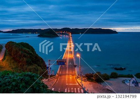 角島のキレイな砂浜に打ち寄せる波と角島大橋の風景 132194799