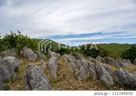 晴天の秋空に秋吉台の石カルスト台地が見える秋の風景 132194850