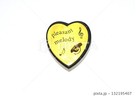 ハート型のオルゴール 132195407