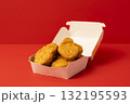 紙容器に入ったチキンナゲット 132195593