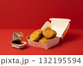 紙容器に入ったチキンナゲット 132195594