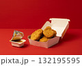 紙容器に入ったチキンナゲット 132195595