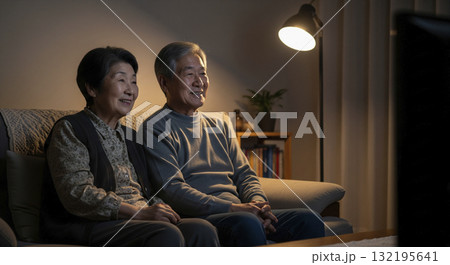 部屋でくつろぐ老夫婦 132195641