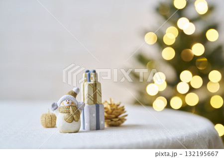 雪だるまの置物とクリスマスツリー　クリスマスイメージ 132195667